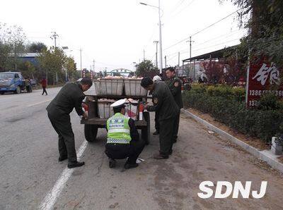 招远农机交警联合严查变型拖拉机违法出行（图）