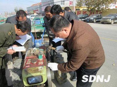 莱州市农机局“”三送服务”下乡助力机手（图）