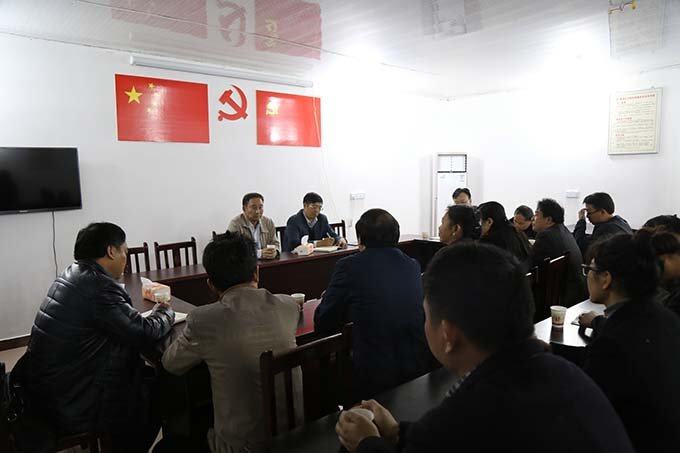 在金桂圆合作社召开座谈会