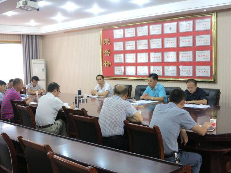 图为座谈交流