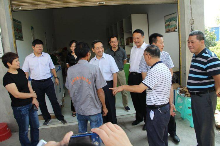 图为在贺硒合作社了解产品情况