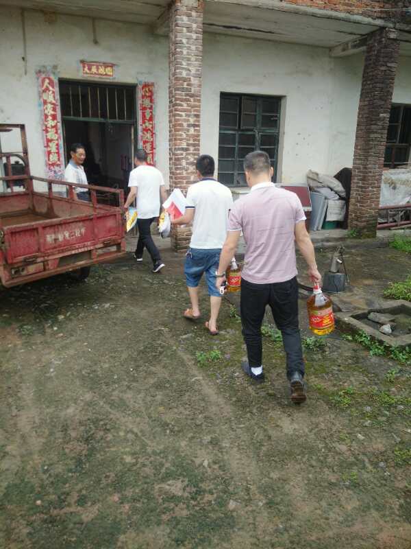 6月21日,衡南县农机局组织全体结对帮扶干部深入到铁丝塘镇,江口