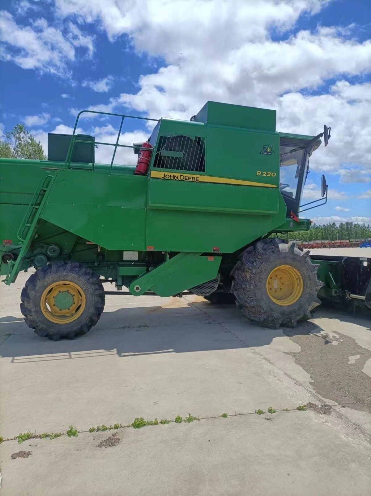 JohnDeere 约翰迪尔R230收割机