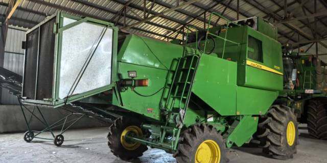 JohnDeere 约翰迪尔R230收割机