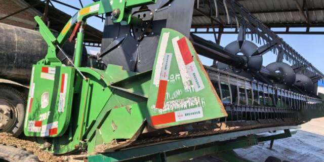 JohnDeere 约翰迪尔R230收割机