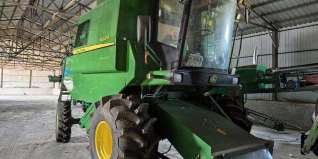 JohnDeere 约翰迪尔R230收割机