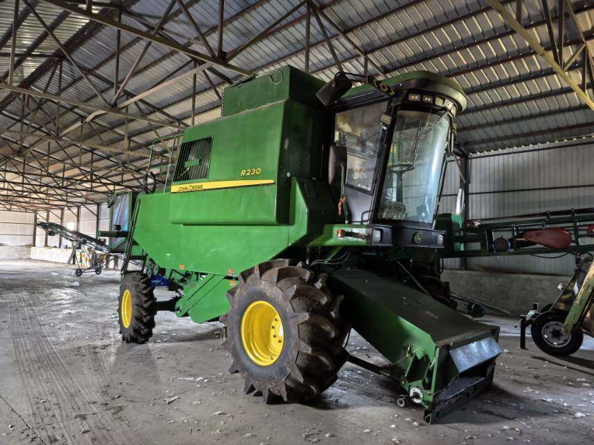 JohnDeere 约翰迪尔R230收割机