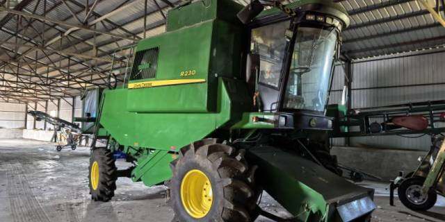 JohnDeere 约翰迪尔R230收割机