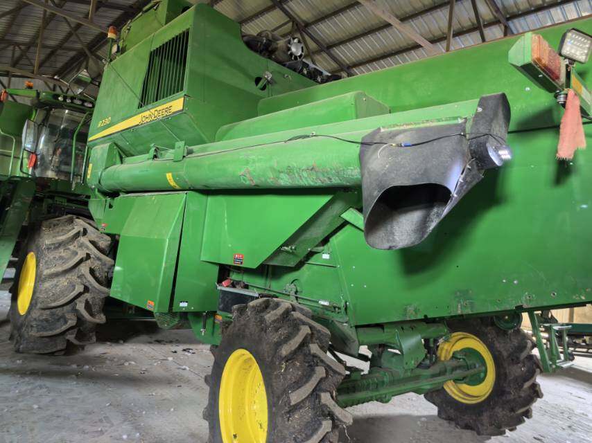 JohnDeere 约翰迪尔R230收割机