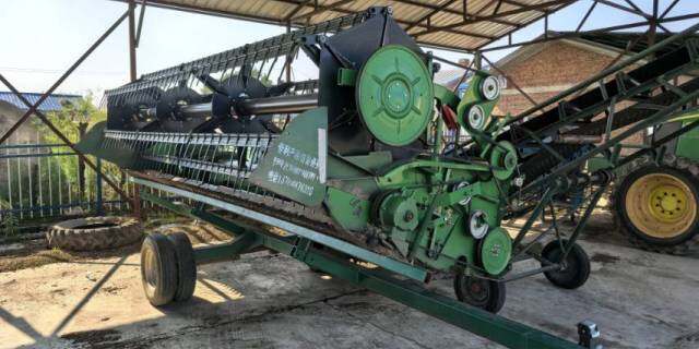 JohnDeere 约翰迪尔R230收割机