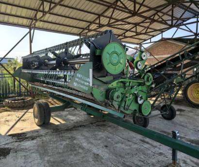 JohnDeere 約翰迪爾R230收割機