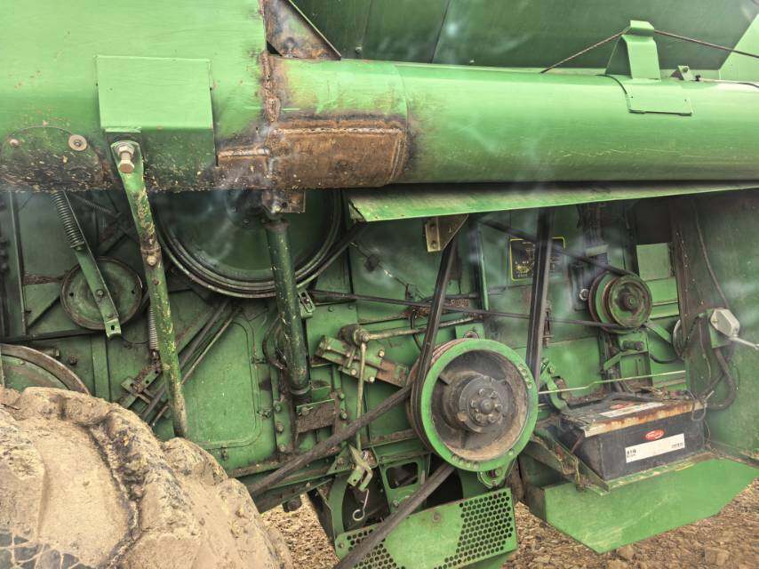 JohnDeere 约翰迪尔W210收割机