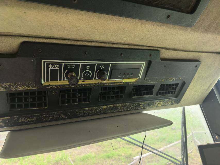 JohnDeere 约翰迪尔W210收割机