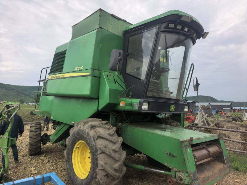 JohnDeere 约翰迪尔W210收割机