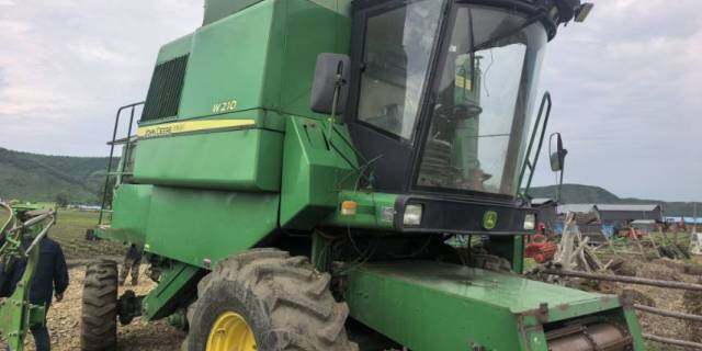 JohnDeere 约翰迪尔W210收割机