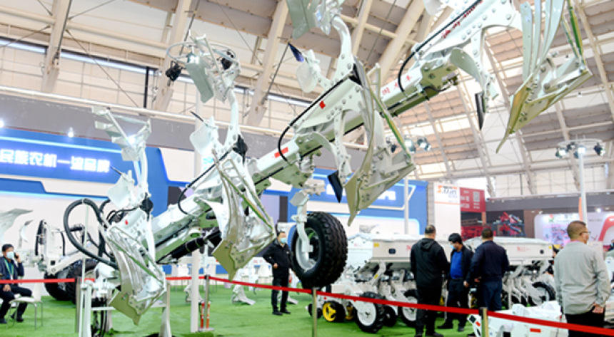 肩負民族農機希望——龍豐高端機具亮相2021青島國際農機展