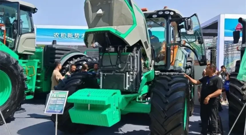 2025年新疆農(nóng)機(jī)展上璀璨明星——混合動(dòng)力拖拉機(jī)